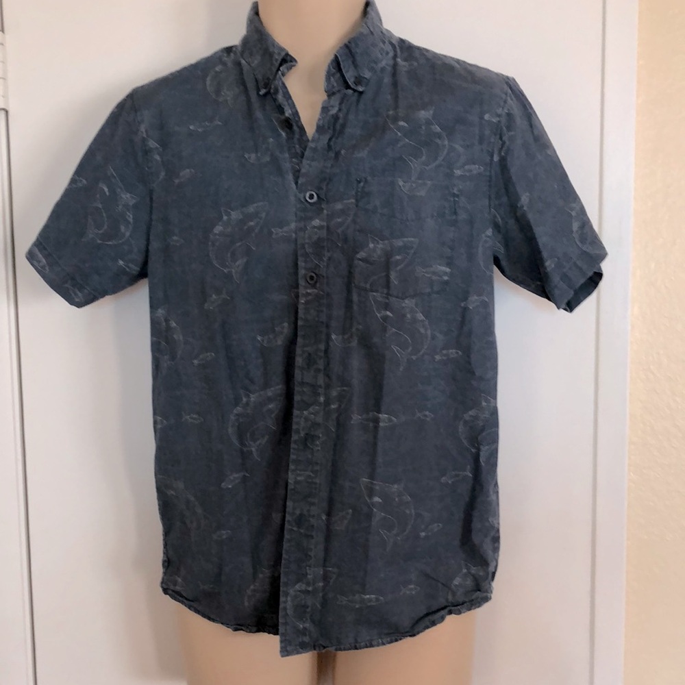 Men’s Sml 💯 cotton shark shirt excellent conditio